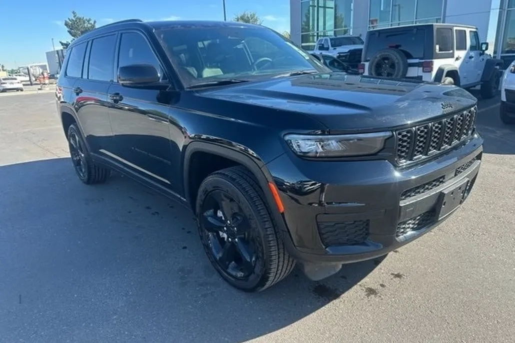 2025 Jeep Grand Cherokee Laredo Sport photo 1