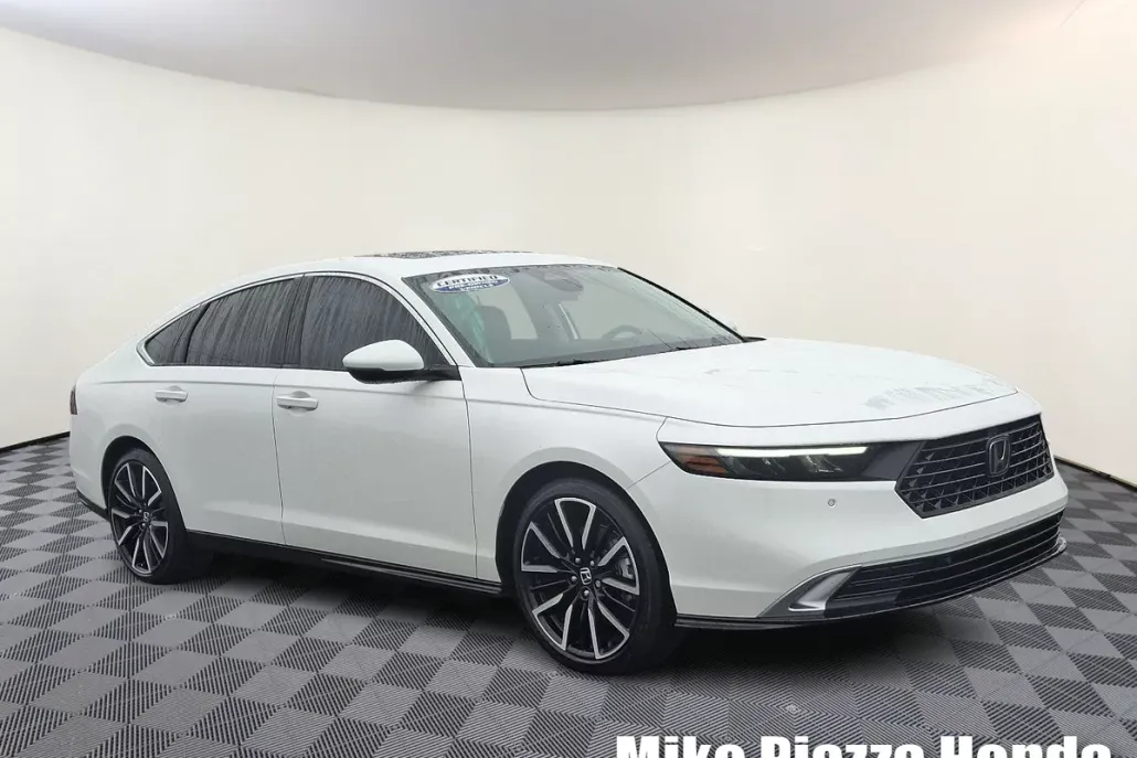 2024 Honda Accord Hybrid Touring photo 1