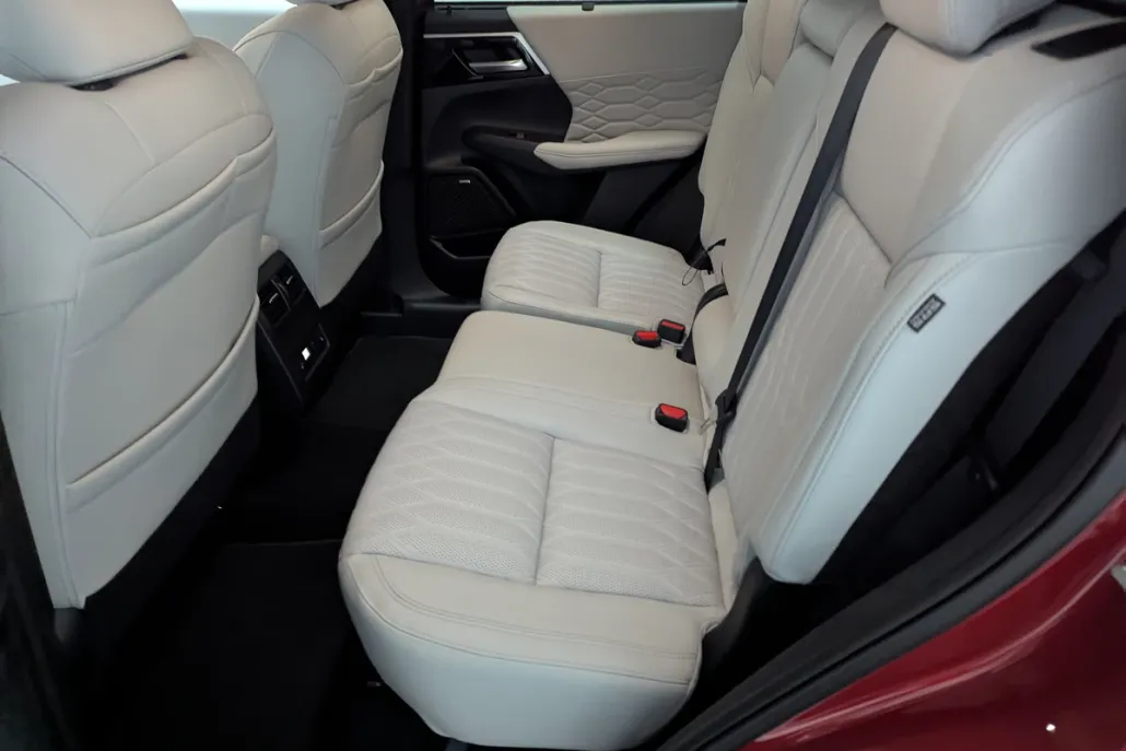 2025 Mitsubishi Outlander SEL photo 1