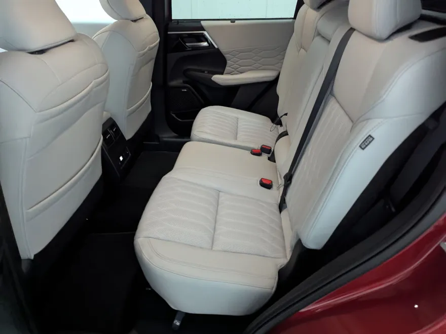 2025 Mitsubishi Outlander SEL photo 1