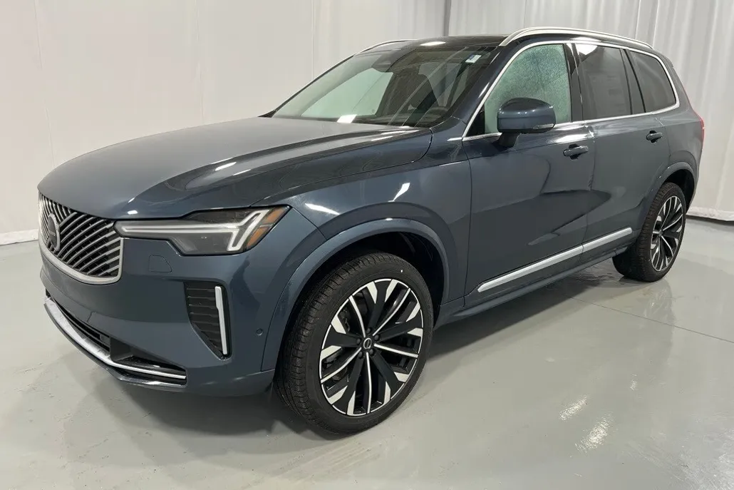 2025 Volvo XC90 B5 Plus photo 1