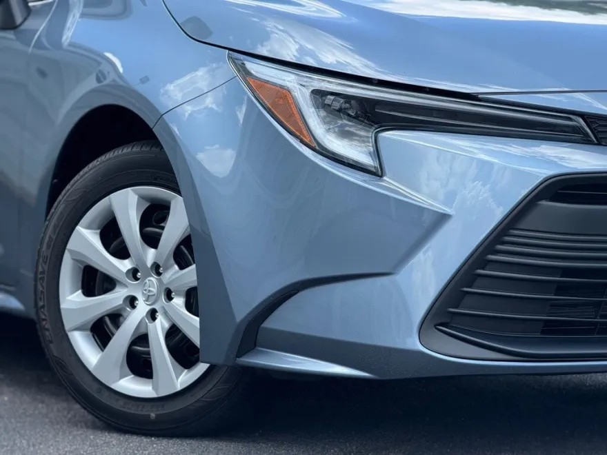 2025 Toyota Corolla LE photo 1