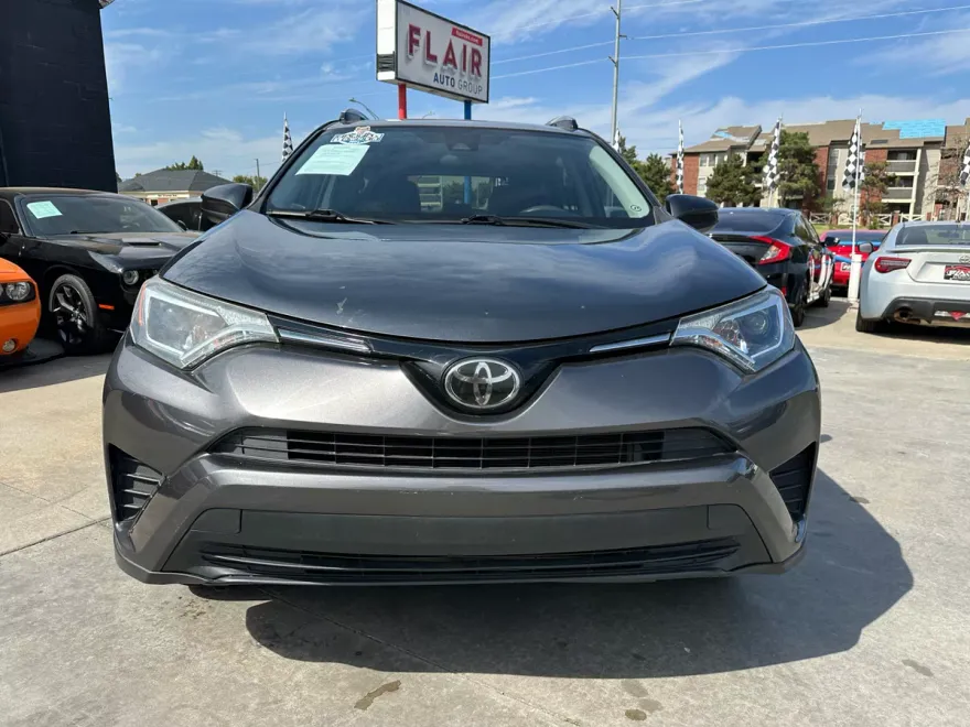 2017 Toyota RAV4 LE photo 1