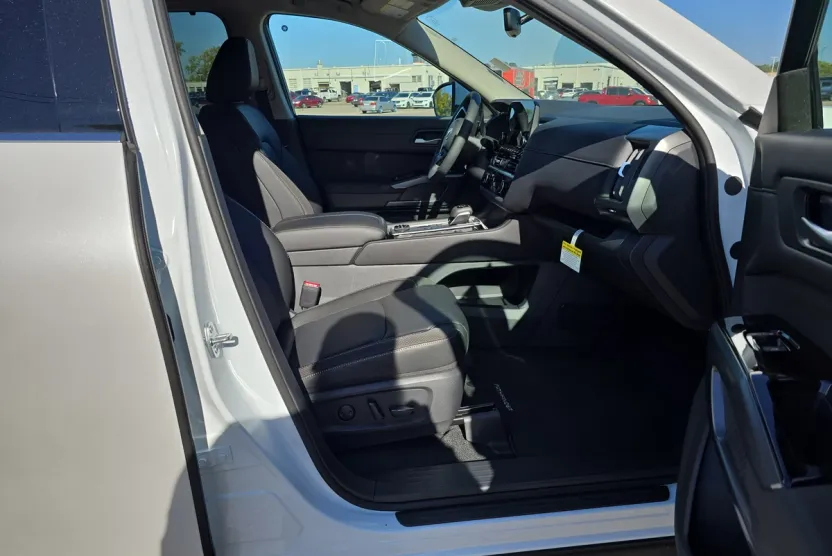 2025 Nissan Pathfinder SL photo 1