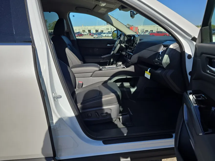 2025 Nissan Pathfinder SL photo 1