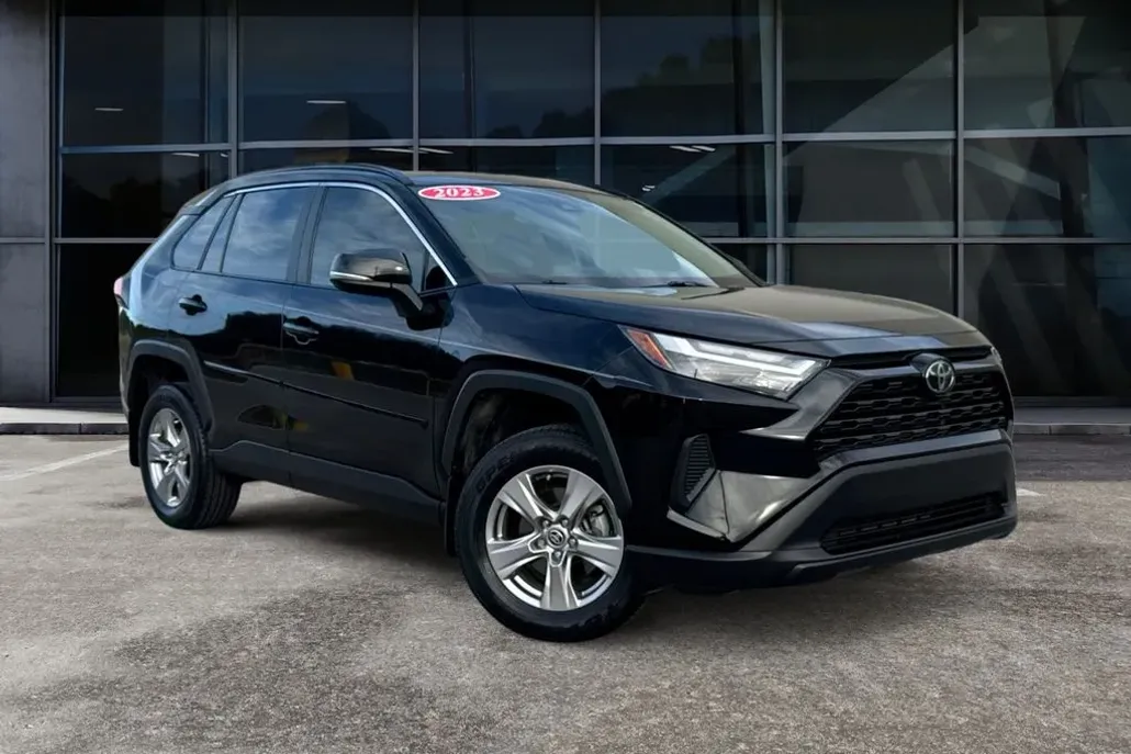 2023 Toyota RAV4 XLE photo 1