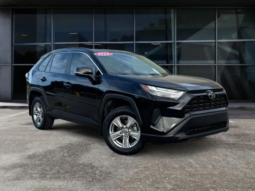 2023 Toyota RAV4 XLE photo 1