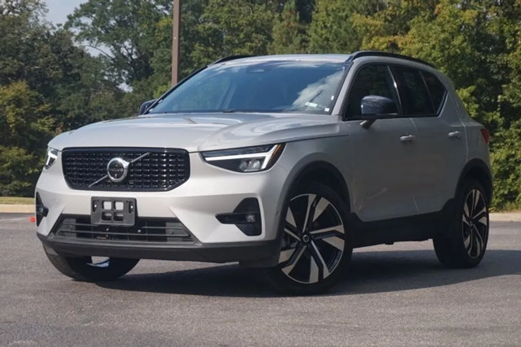 2025 Volvo XC40 Plus photo 1