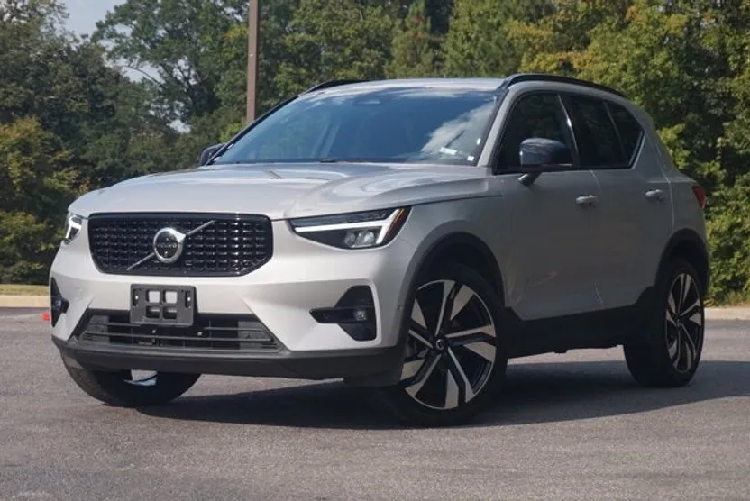 2025 Volvo XC40 Plus photo 1