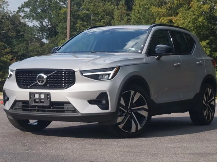 2025 Volvo XC40 Plus photo 1