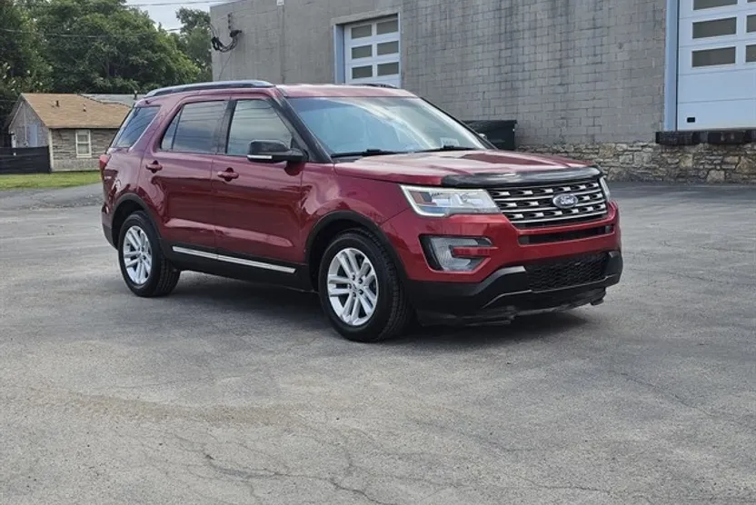 2017 Ford Explorer XLT photo 1