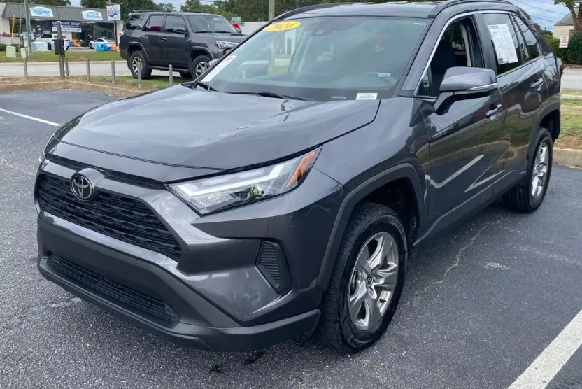 2024 Toyota RAV4 XLE photo 1