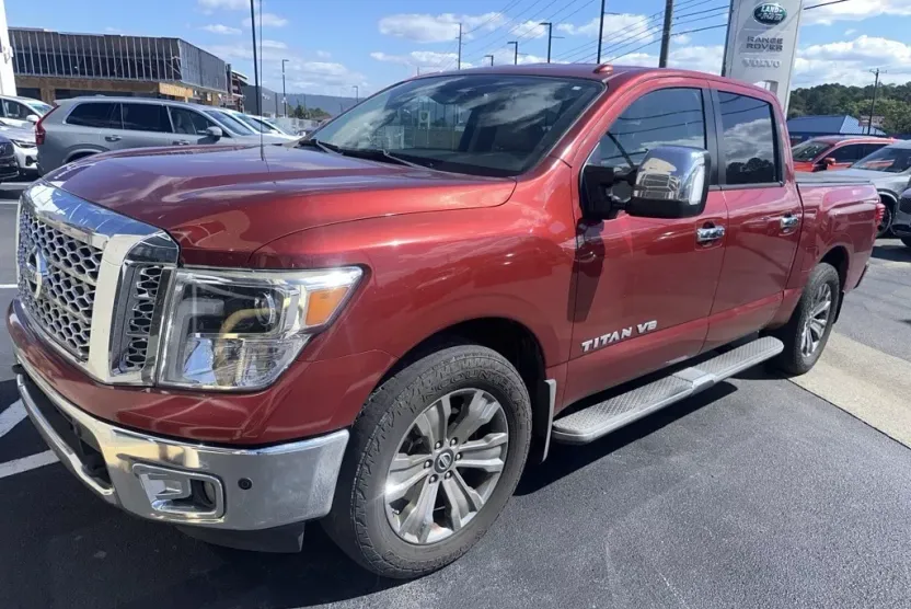 2018 Nissan Titan SL photo 1