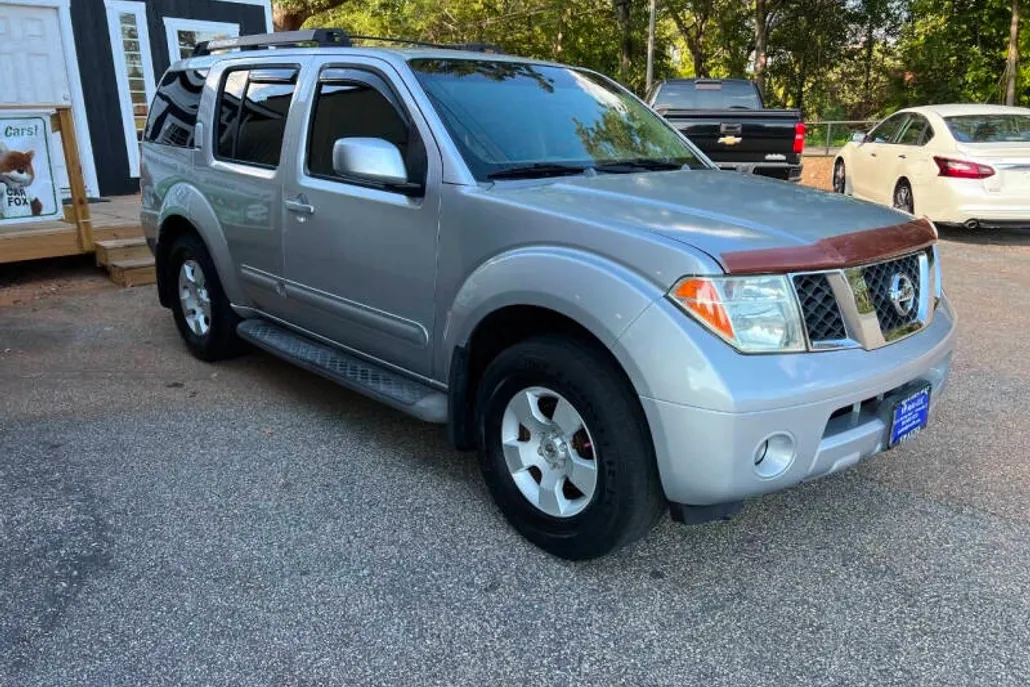 2006 Nissan Pathfinder SE photo 1