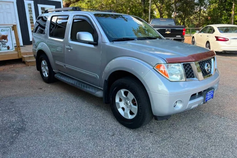 2006 Nissan Pathfinder SE photo 1