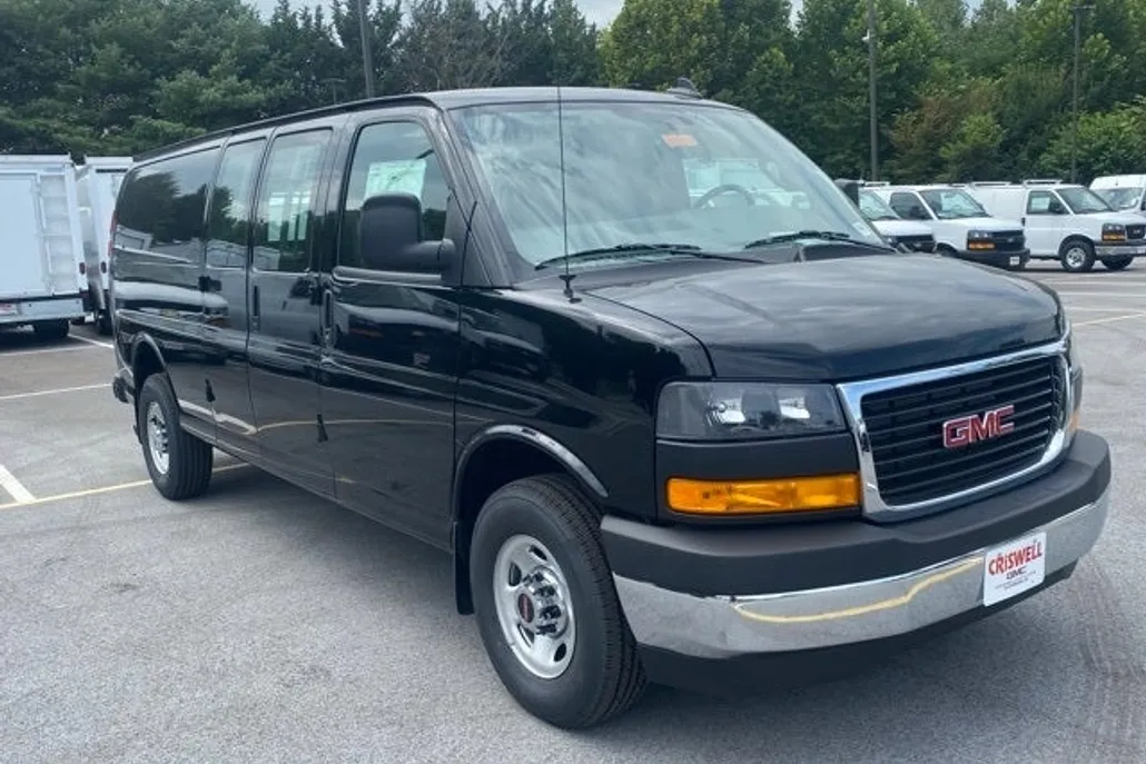 2025 Gmc Savana 3500 Cutaway photo 1
