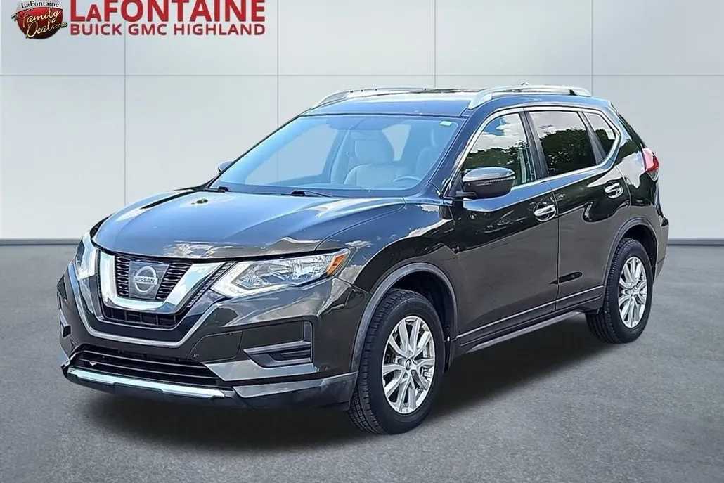 2017 Nissan Rogue SV photo 1