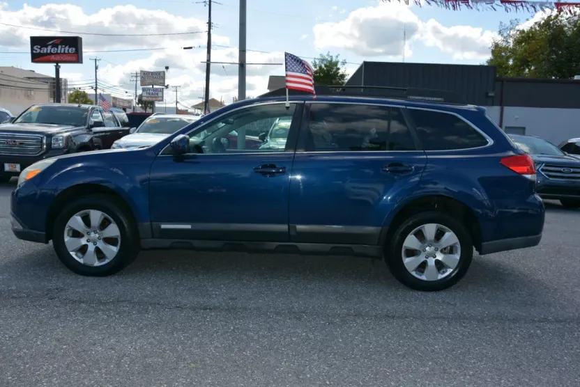 2011 Subaru Outback 2.5i Premium photo 1