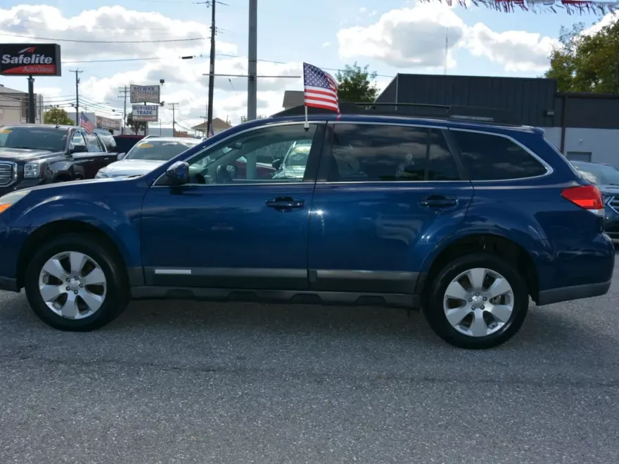 2011 Subaru Outback 2.5i Premium photo 1