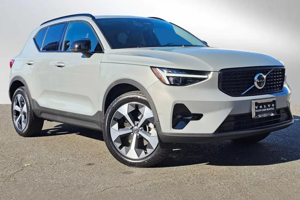 2026 Volvo XC40 Plus photo 1