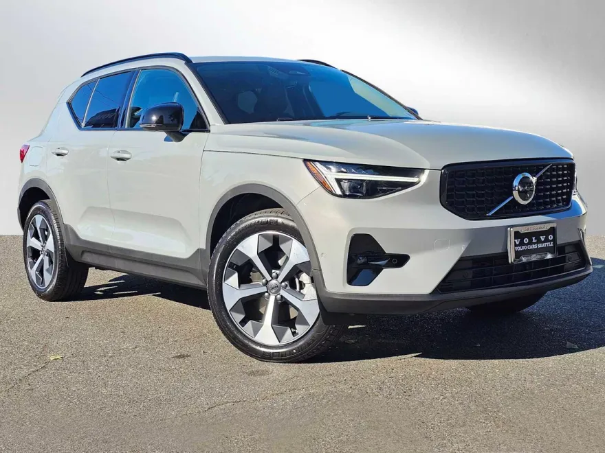2026 Volvo XC40 Plus photo 1