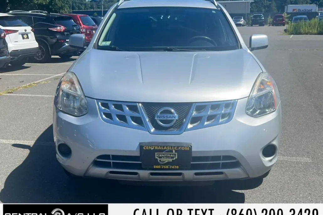 2011 Nissan Rogue SV photo 1