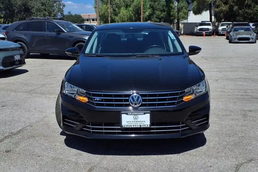 2016 Volkswagen Passat R-Line photo 1