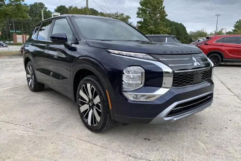 2025 Mitsubishi Outlander SE photo 1