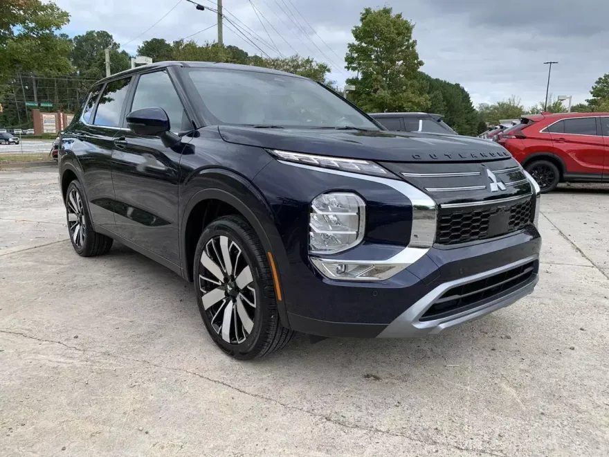 2025 Mitsubishi Outlander SE photo 1