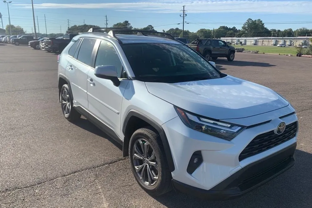 2025 Toyota RAV4 Hybrid XLE Premium photo 1