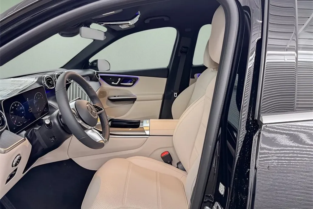 2025 Mercedes Benz GLC 300 photo 1