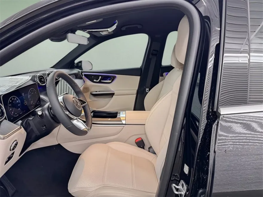 2025 Mercedes Benz GLC 300 photo 1