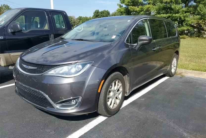 2020 Chrysler Pacifica Touring photo 1
