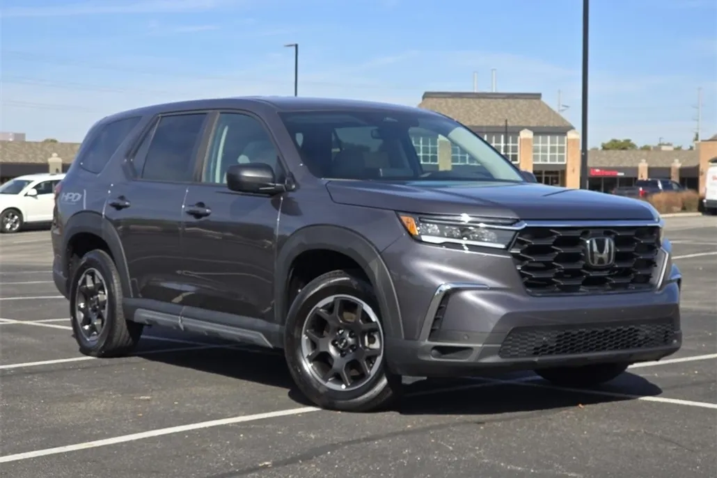 2023 Honda Pilot LX photo 1