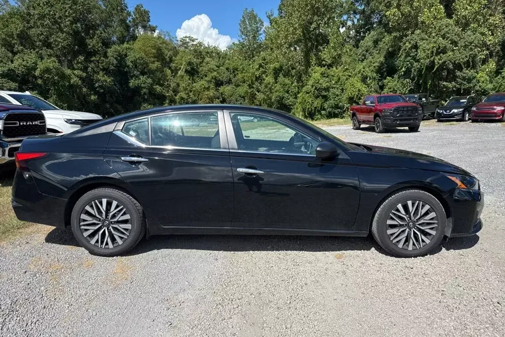 2024 Nissan Altima SV photo 1