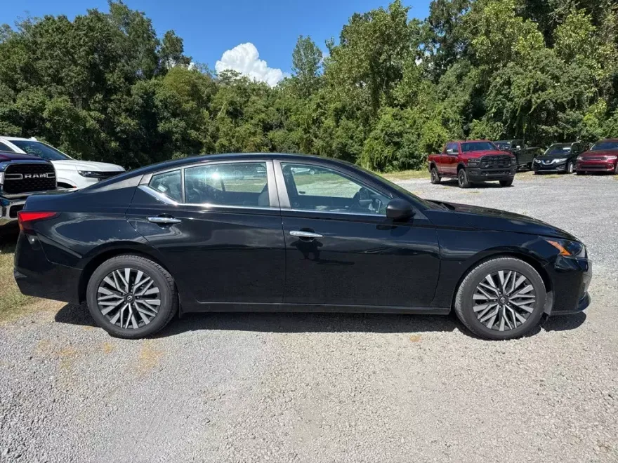 2024 Nissan Altima SV photo 1
