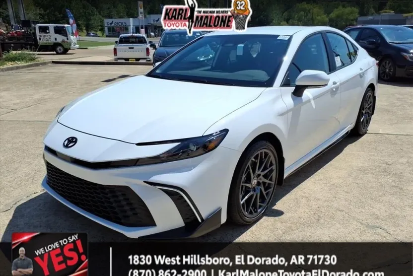 2025 Toyota Camry SE photo 1