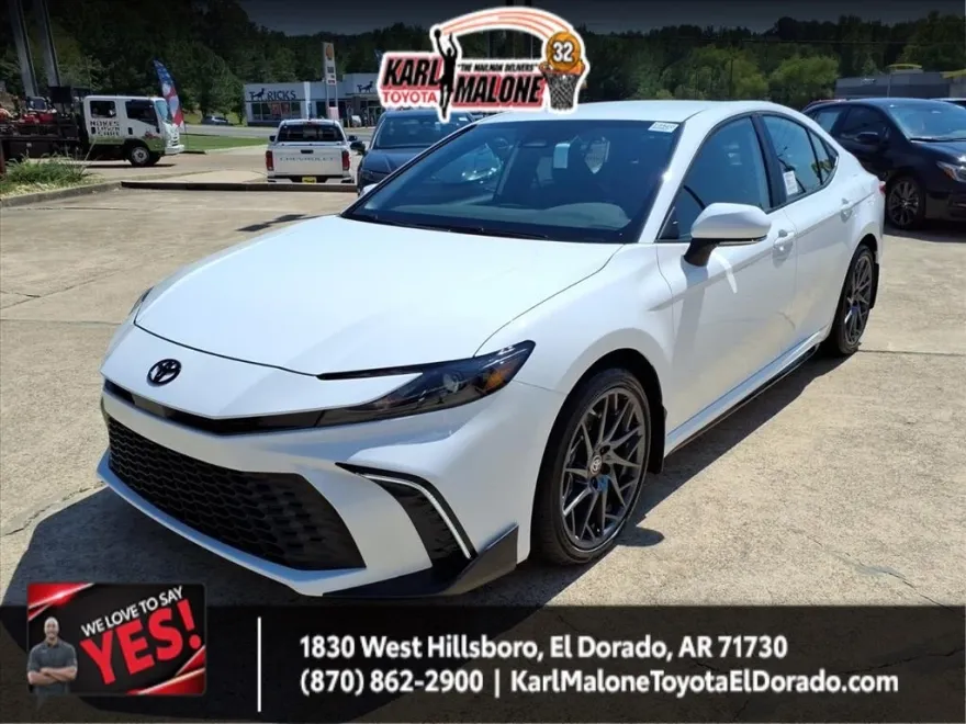 2025 Toyota Camry SE photo 1