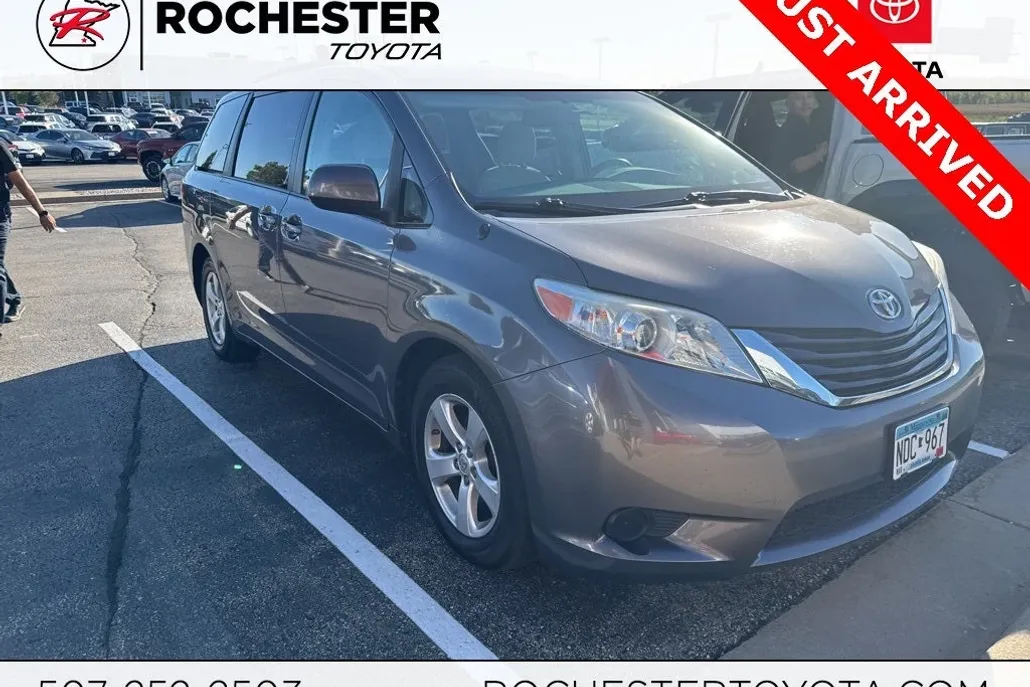 2014 Toyota Sienna LE photo 1