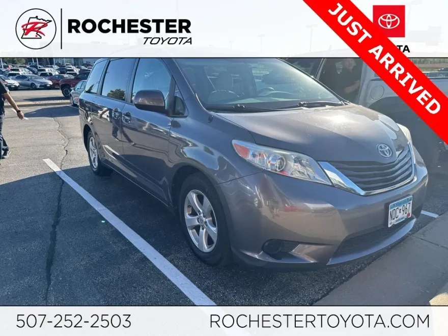 2014 Toyota Sienna LE photo 1
