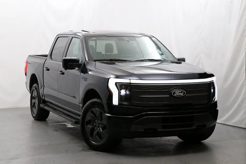 2025 Ford F-150 Lightning Lariat photo 1