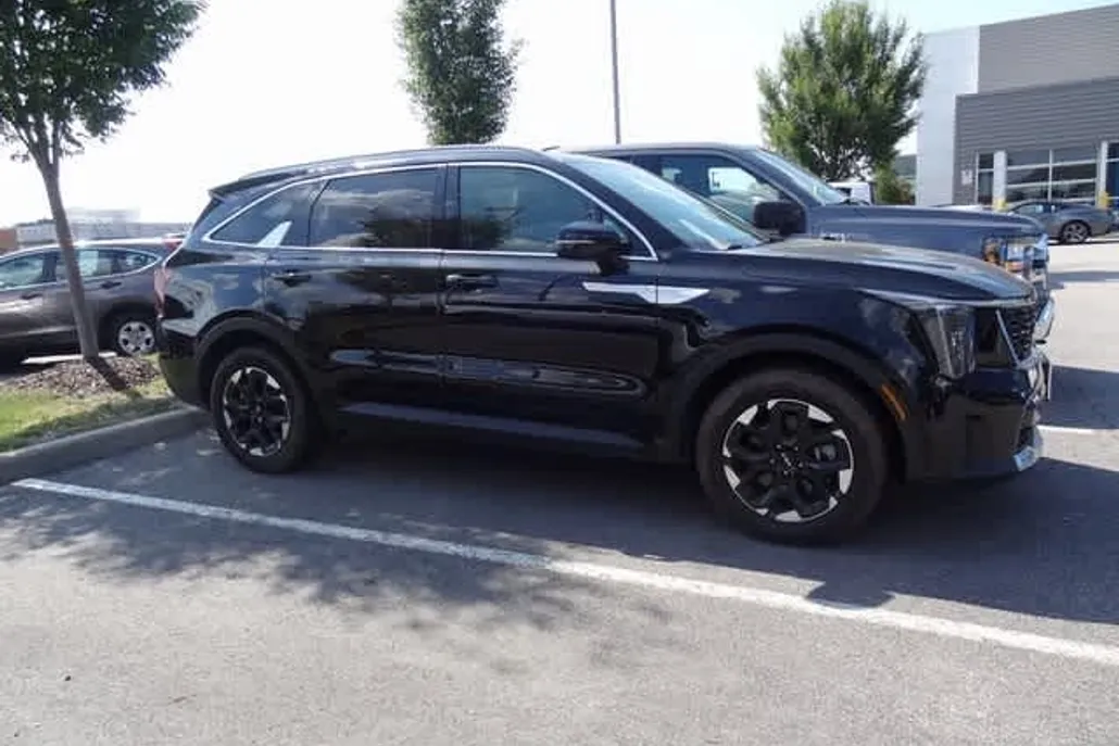 2024 Kia Sorento S photo 1