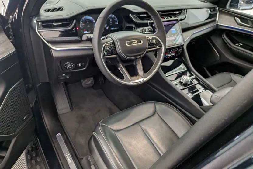 2024 Jeep Grand Cherokee Overland photo 1