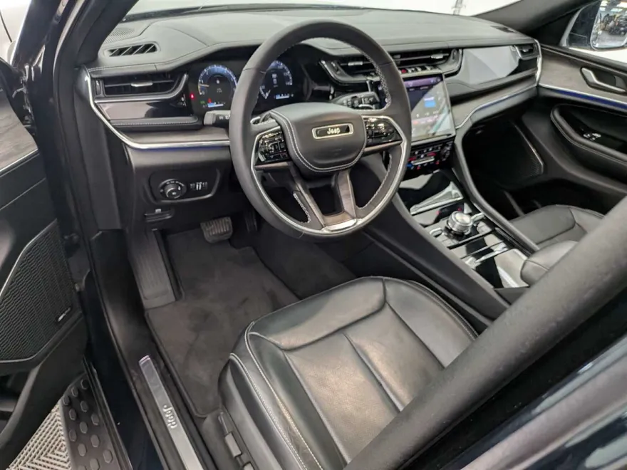2024 Jeep Grand Cherokee Overland photo 1