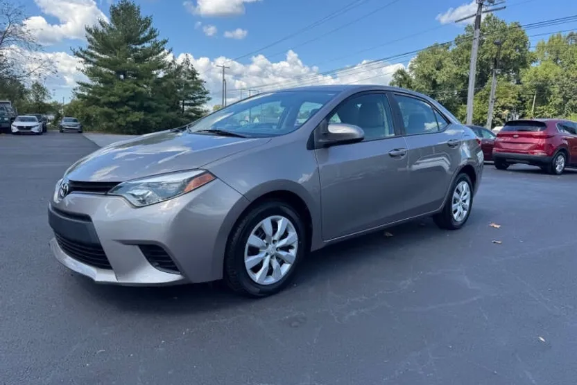 2014 Toyota Corolla LE photo 1