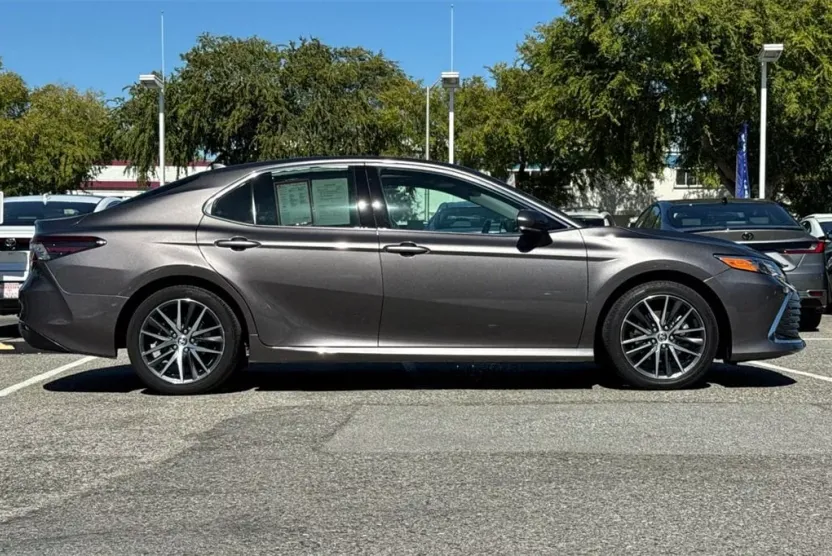 2023 Toyota Camry Hybrid XLE photo 1