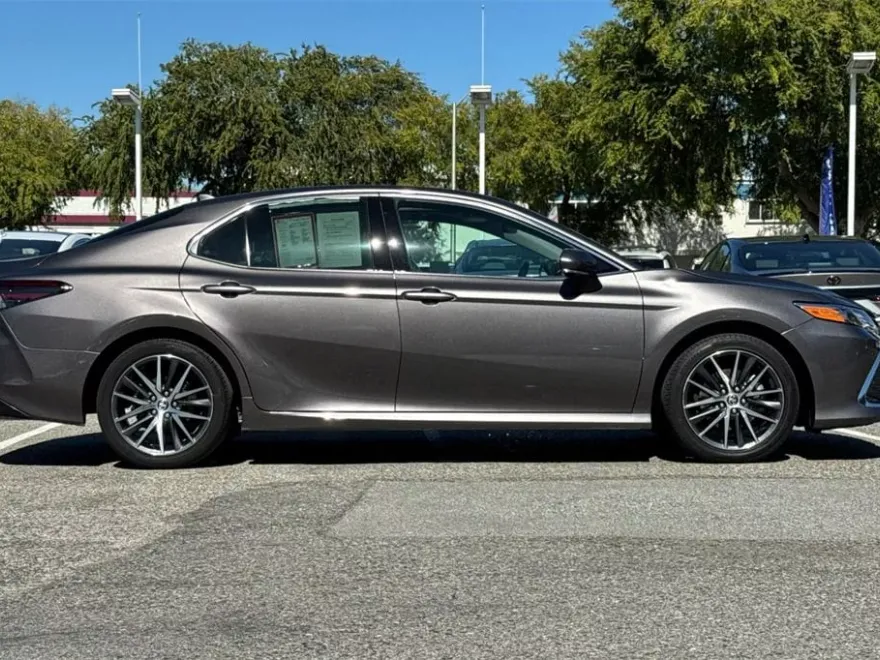 2023 Toyota Camry Hybrid XLE photo 1