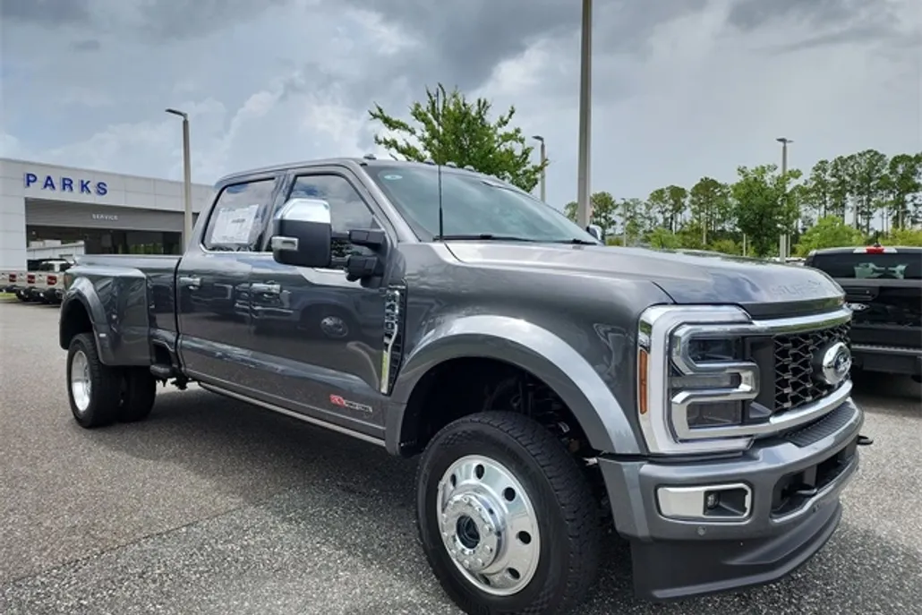 2025 Ford F-450 Platinum photo 1
