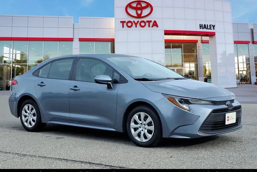 2024 Toyota Corolla LE photo 1
