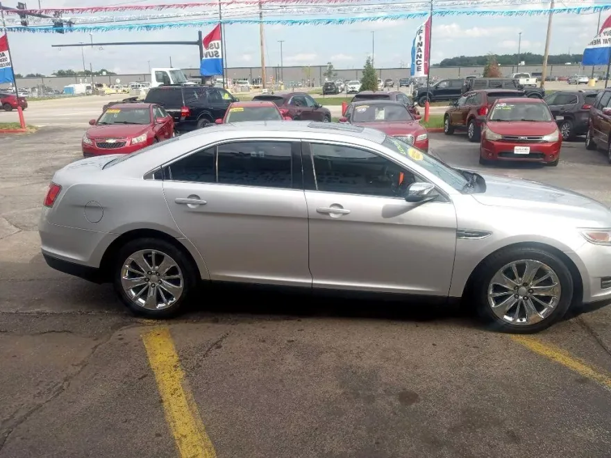 2010 Ford Taurus Limited photo 1